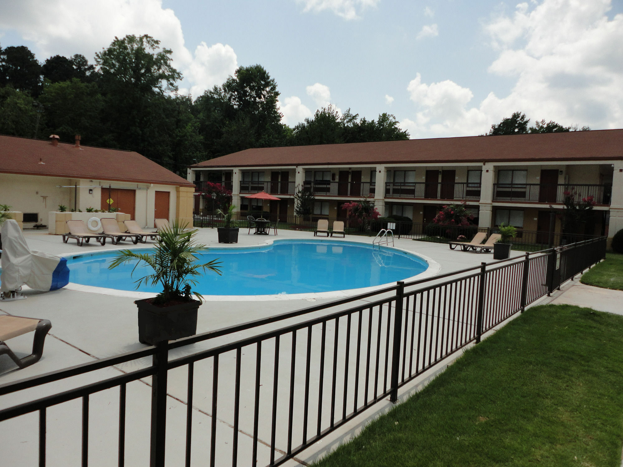 Ramada By Wyndham Tuscaloosa Hotel Exterior foto